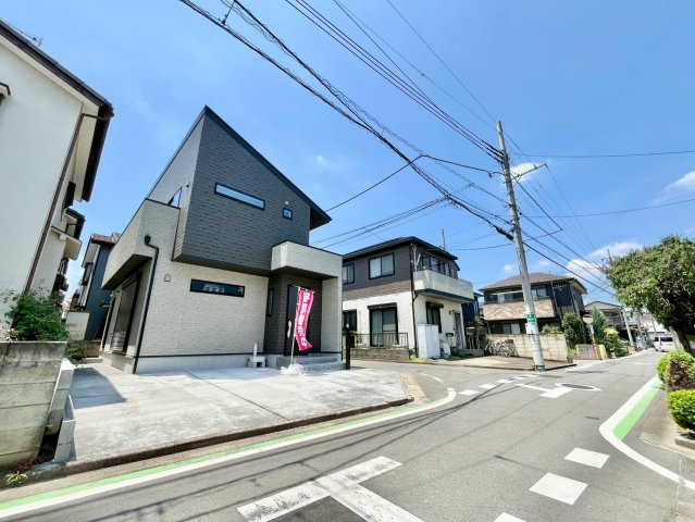 【仲介手数料無料】ふじみ野市桜が丘4期―新築分譲住宅―全1棟の前面道路含む現地写真|プライバシーを保ちつつ、毎日の暮らしにゆとりと快適さをもたらします。見通しの良い立地は、防犯面でも安心です。