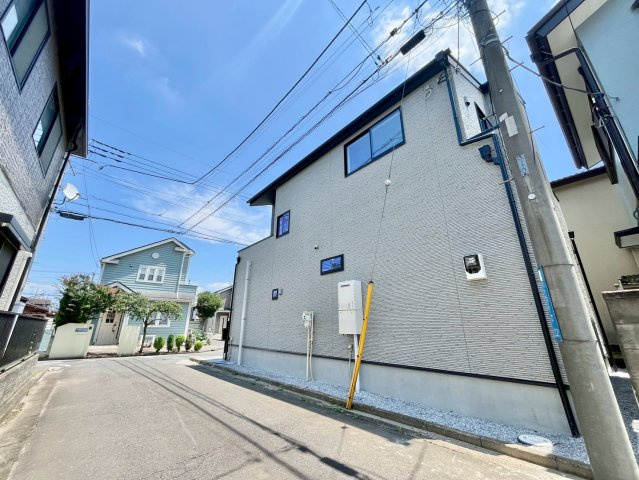 【仲介手数料無料】ふじみ野市桜が丘4期―新築分譲住宅―全1棟の前面道路含む現地写真|『上福岡駅』徒歩8分！アクセス良好で毎日の通勤・通学にも便利な立地です。前面道路は交通量も少なく、小さなお子様がいるご家庭も飛び出しの心配がございません。のびのびとした暮らしを叶えます。