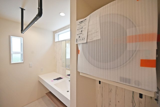 ブルーミングガーデン光ガ丘2丁目新築一戸建て│4LDK+並列駐車3台可の脱衣所|洗面室にはガス衣類乾燥機を設置。洗濯後すぐに乾燥まで進められ、雨の日や洗濯物が多い日にも活躍します。室内物干しも備えているので、洗濯スタイルに合わせて使い分けできるのもポイントです。