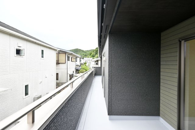 ブルーミングガーデン光ガ丘2丁目新築一戸建て│4LDK+並列駐車3台可のバルコニー|屋根付きのインナーバルコニー。天候の変化を気にせず洗濯物を干しやすく、奥行きもしっかり確保。毎日の洗濯に使いやすいスペースです。