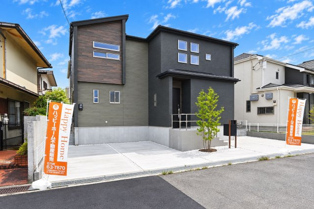 ブルーミングガーデン光ガ丘2丁目新築一戸建て│4LDK+並列駐車3台可の外観|街並みに自然と溶け込む、落ち着きのある外観デザイン。シンプルで飽きのこない佇まいが、住むほどに愛着を育み、毎日の帰宅時間を心地よく彩ります。