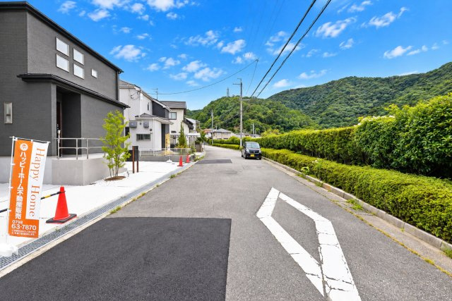ブルーミングガーデン光ガ丘2丁目新築一戸建て│4LDK+並列駐車3台可の前面道路含む現地写真|前面道路は北西側6.6ｍ公道です。