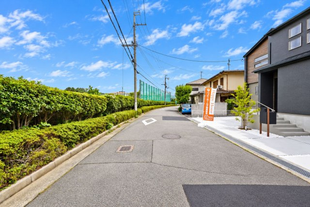 ブルーミングガーデン光ガ丘2丁目新築一戸建て│4LDK+並列駐車3台可の前面道路含む現地写真|前面道路は北西側6.6ｍ公道です。