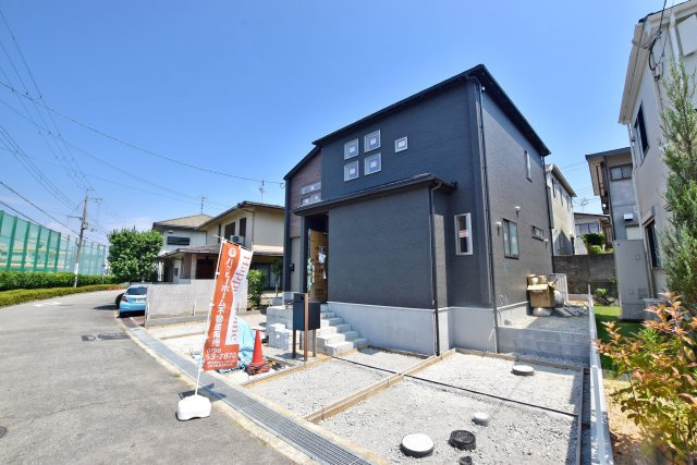 ブルーミングガーデン光ガ丘2丁目新築一戸建て│4LDK+並列駐車3台可の間取り|街並みに自然と溶け込む、落ち着きのある外観デザイン。シンプルで飽きのこない佇まいが、住むほどに愛着を育み、毎日の帰宅時間を心地よく彩ります。