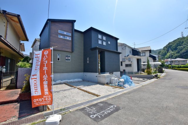 ブルーミングガーデン光ガ丘2丁目新築一戸建て│4LDK+並列駐車3台可の外観|バランスよく配置された窓が、外観にリズム感をプラス。デザイン性と暮らしやすさを両立した住まいです。