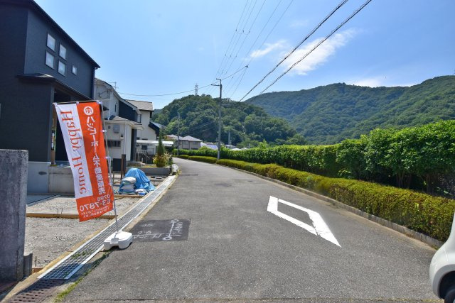 ブルーミングガーデン光ガ丘2丁目新築一戸建て│4LDK+並列駐車3台可の前面道路含む現地写真|前面道路は北西側6.6ｍ公道です。