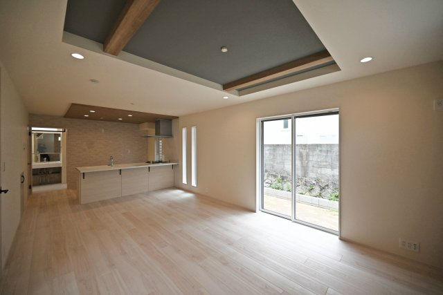 ブルーミングガーデン光ガ丘2丁目新築一戸建て│4LDK+並列駐車3台可の居間・リビング|大きな窓から光を取り込むLDK。リビングからキッチンまでひとつながりで、家族がそれぞれの場所で過ごしていても自然と気配を感じられます。