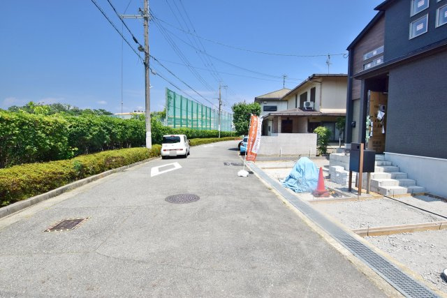 ブルーミングガーデン光ガ丘2丁目新築一戸建て│4LDK+並列駐車3台可の前面道路含む現地写真|前面道路は北西側6.6ｍ公道です。