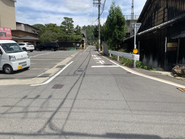 京都市北区鷹峯北鷹峯町　中古一戸建の前面道路含む現地写真