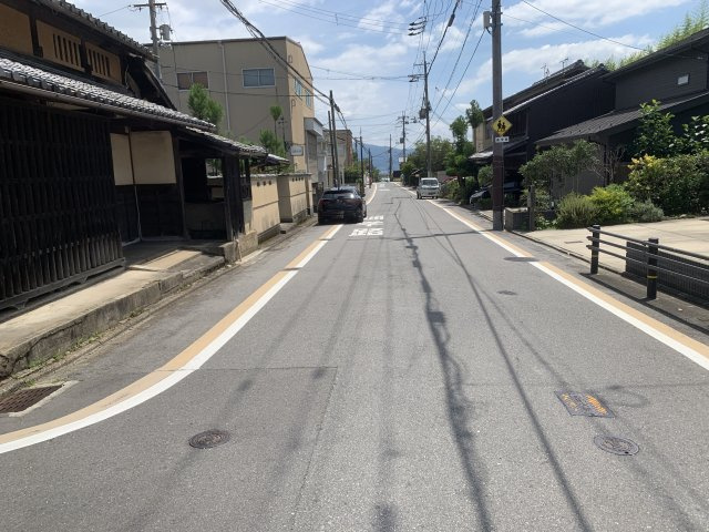 京都市北区鷹峯北鷹峯町　中古一戸建の前面道路含む現地写真