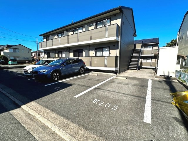 メゾン・ド・ラヴィ菰口 Ⅲの駐車場
