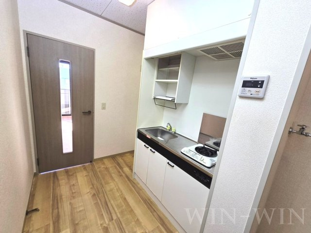 メゾン・ド・ラヴィ菰口 Ⅲのキッチン|イメージ（同建物内別部屋の写真です）