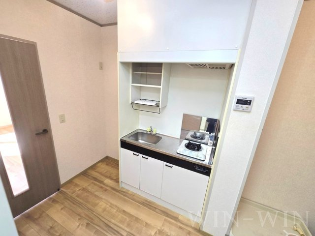 メゾン・ド・ラヴィ菰口 Ⅲのキッチン|イメージ（同建物内別部屋の写真です）