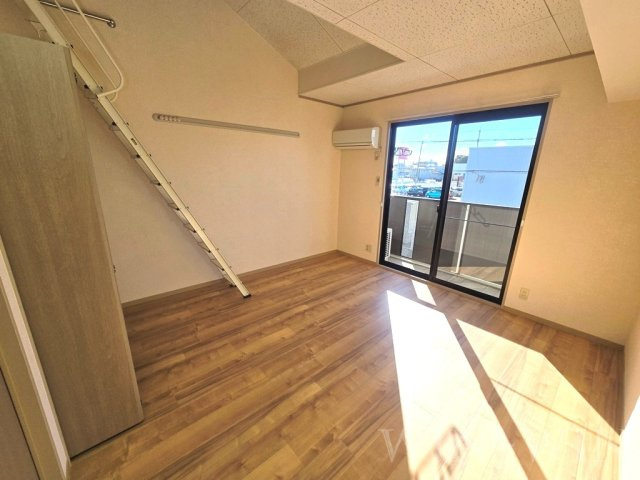 メゾン・ド・ラヴィ菰口 Ⅲの居間・リビング|イメージ（同建物内別部屋の写真です）