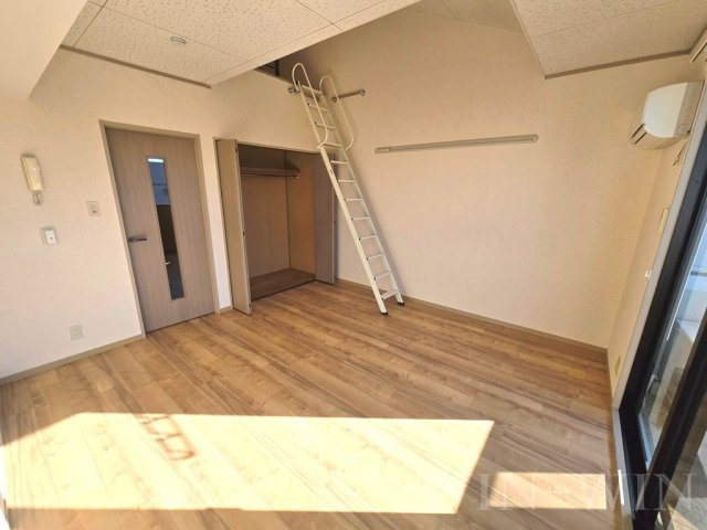 メゾン・ド・ラヴィ菰口 Ⅲの居間・リビング|イメージ（同建物内別部屋の写真です）