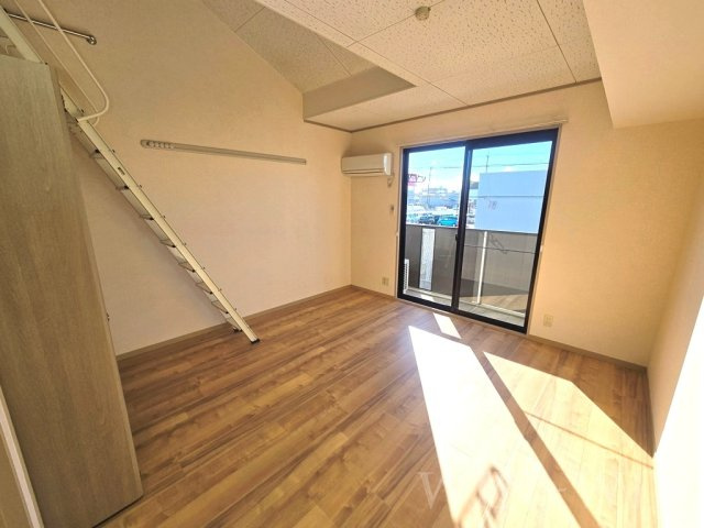 メゾン・ド・ラヴィ菰口 Ⅲの居間・リビング|イメージ（同建物内別部屋の写真です）