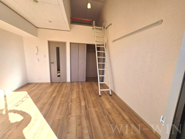 メゾン・ド・ラヴィ菰口 Ⅲの居間・リビング|イメージ（同建物内別部屋の写真です）