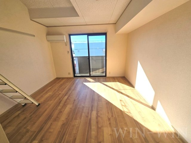 メゾン・ド・ラヴィ菰口 Ⅲの居間・リビング|イメージ（同建物内別部屋の写真です）