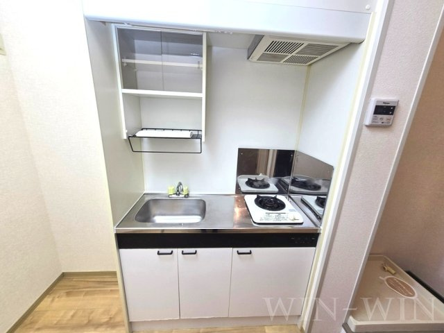 メゾン・ド・ラヴィ菰口 Ⅲのキッチン|イメージ（同建物内別部屋の写真です）