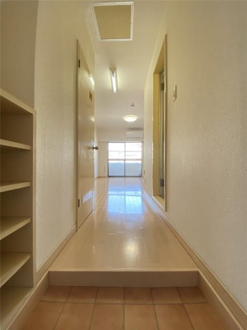 アンプルール新屋敷の玄関