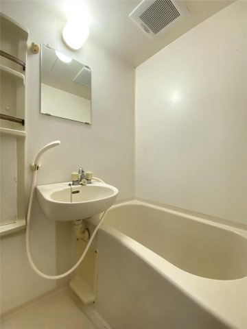 アンプルール新屋敷の浴室