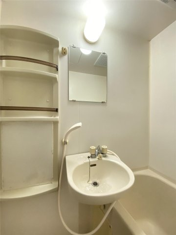 アンプルール新屋敷の洗面所