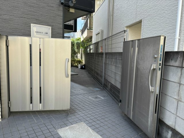 レオパレスSHISUI A棟のエントランス