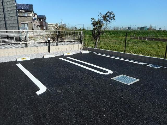アルバＵの駐車場