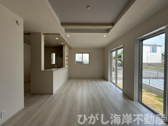 茅ケ崎市東海岸南6丁目　新築戸建　全３棟の居間・リビング|18.1帖　折上天井付LDK