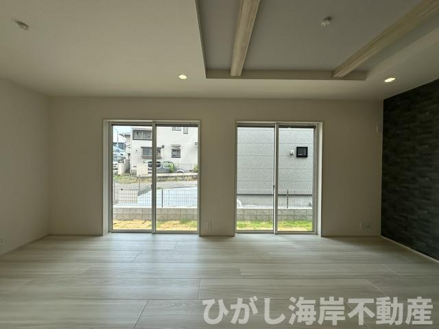 茅ケ崎市東海岸南6丁目　新築戸建　全３棟のダイニング|18.1帖　折上天井付LDK