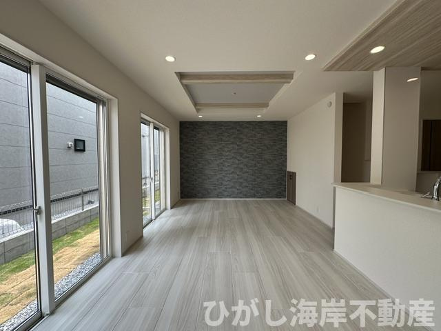 茅ケ崎市東海岸南6丁目　新築戸建　全３棟の居間・リビング|18.1帖　折上天井付LDK