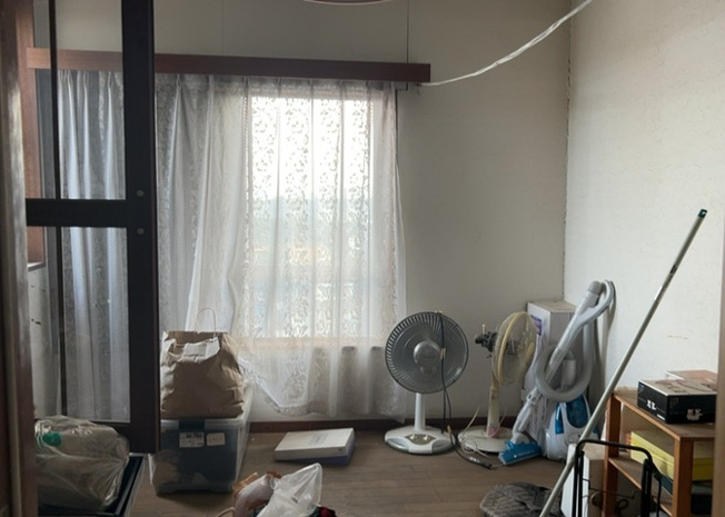 【洋室】 | 洋室のメリットは重い家具が置きやすく、身の回りが整理しやすいことです。 床がフローリングのため畳とは異なり凹みにくいです。 クローゼットなど収納が豊富で、普段使わない旅行カバンや服の整頓も簡単にです。
