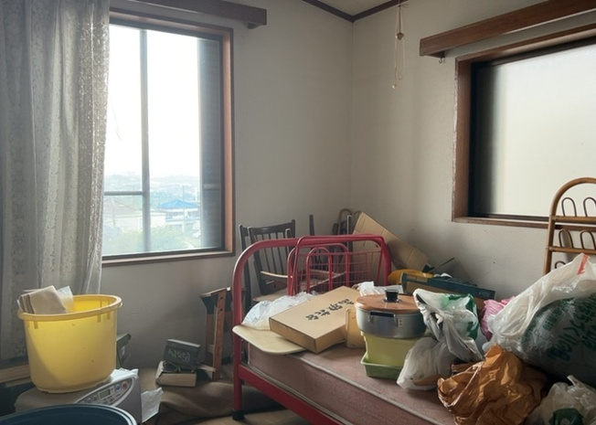 【寝室】 | 寝室でゆっくりと過ごすためにはベッド周りの適度な空間を担保することや窓の位置、照明の明るさ、寝室の広さなどを考える必要があります。自身や家族の構成とライフスタイルに併せて寝室にする部屋を選びましょう！