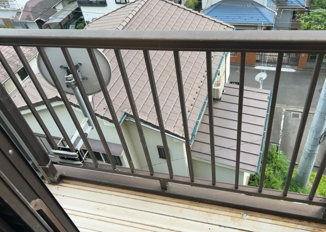 【バルコニー】 | バルコニーは、室外の専用スペースのうち、「屋根がなく開放された空間」であるものを指します。ベランダより広いタイプのものが多く、日当たりもよいため家庭菜園などを楽しみたい人にとって適した環境となります。