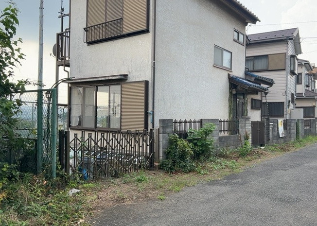 【前面道路含む現地写真】 | 住宅用の土地では前面道路に2m以上接していなければならないと法律で定められています。しかし、お持ちの車のサイズやライフスタイルなどにより、2mでは利便が悪い場合もございますので、事前に確認しましょう。