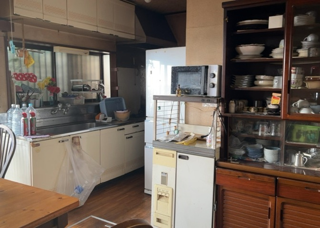 【キッチン】 | ダイニングとキッチンの間を扉や壁などで仕切らず、一体化させた間取りです。キッチンカウンターがついている物件ならば、食事をキッチンカウンターで取ることで、ダイニングスペースをリビングとして使用できます。