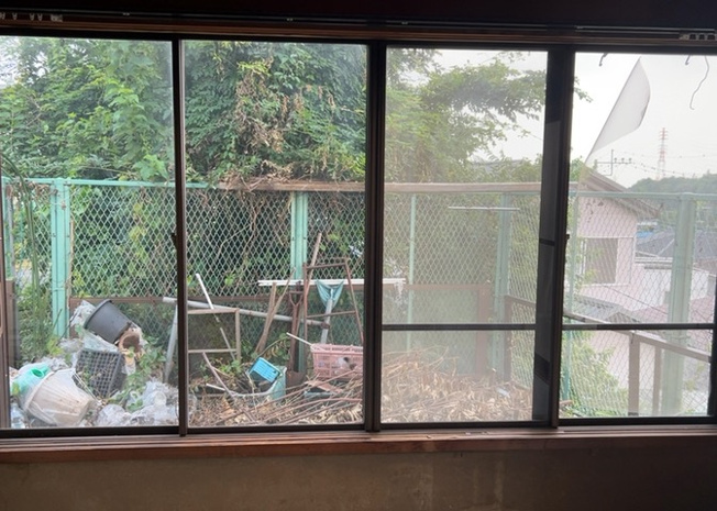 【内装】 | サッシは、ガラス窓に使用される金属製の窓枠です。一般的に住宅建築では、金属製建具工事の段階でガラス類・玄関などと同時に設置されます。種類や構造により断熱性能や遮音性能が異なるので現地でご確認ください。