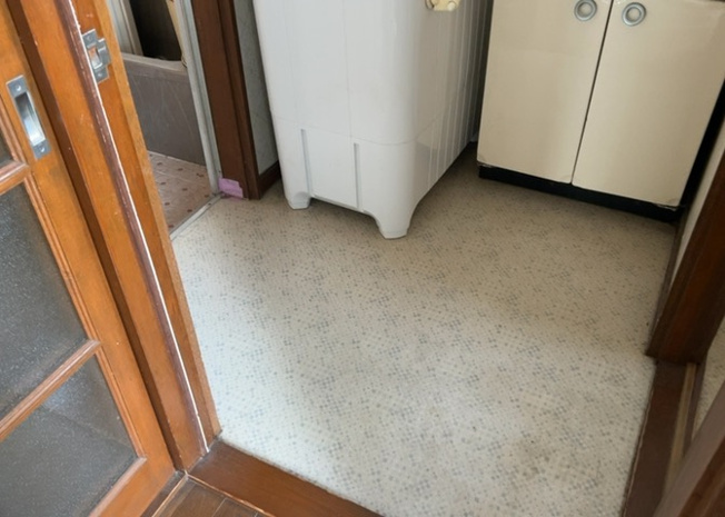 【脱衣所】 | 多くの戸建て住宅で見かける洗面脱衣所は、洗面台と洗濯機が2畳ほどのスペースに並べられていて、洗面所が脱衣所を兼ね備えている間取りが一般的です。お客様が利用することもある、パブリックな空間でもあります。