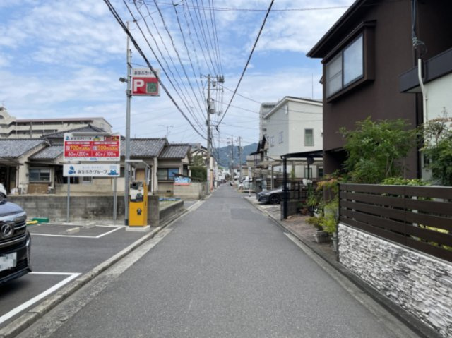 西原9丁目　土地の前面道路含む現地写真|南側道路に接道しているため、陽当り・風通しが良好な敷地です。