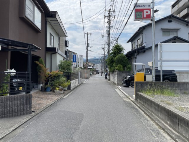 西原9丁目　土地の前面道路含む現地写真|「ドン・キホーテ広島祇園店」が徒歩3分と暮らしに便利な環境です。