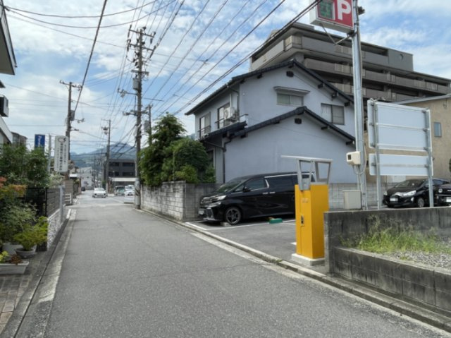 西原9丁目　土地の前面道路含む現地写真|給水配管、排水配管（汚水・雨水）は引込みされています。