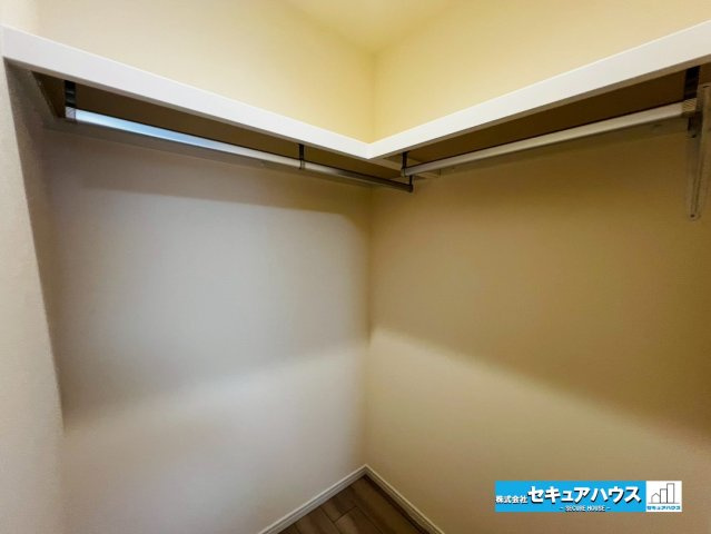 ファミール刈谷の収納|【ウォークインクローゼット】
◆扉のないウォークインクローゼットは、通気性に優れている点と寝室などと一体感が出て、視覚的な圧迫感がなくなり部屋を広く感じられるメリットがあります。　　　　　　　　　　　