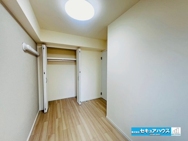 ファミール刈谷の洋室|【洋室】
◆お子様のお部屋や主寝室、来客時の宿泊室、趣味のお部屋としてもご利用いただけます♪
◆全居室収納付きの洋室です。各居室にお洋服や、荷物を収納することができます。　　　　　　　　　　　　　　　