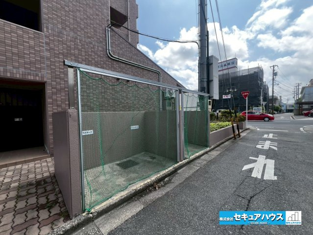 ファミール刈谷のその他|【ゴミ置き場】
◆敷地内にゴミ置き場もあるためゴミ出しも楽々です♪　　　　　　　　　　　　　　　　　　　　　　　　　　　　　　　　　　　　　　　　　　　　　　　　　　　　　　　　　　　　　　　　　　　