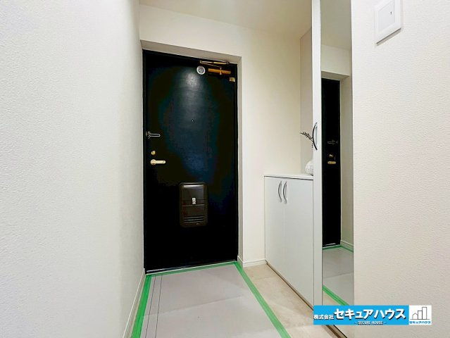 ファミール刈谷の玄関|【玄関】
◆玄関には、収納力のあるシューズボックスがございます。玄関まわりがすっきり片付きます。全身鏡付きで身だしなみを確認してからお出かけできます。
◆オートロックや防犯カメラなど防犯設備充実です♪