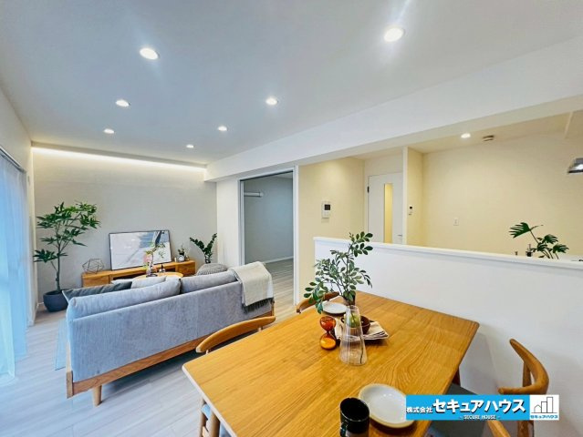 ファミール刈谷の居間・リビング|【LDK※家具は別売りです】
◆リビングで過ごすお休みの日が、楽しみになる設計です。
◆対面式のオープンキッチンは、家事をしながら家族の様子が一目でわかる安心＆便利設備♪　　　　　　　　　　　　　　　
