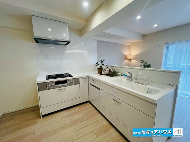 ファミール刈谷のキッチン|【キッチン】
◆L字型キッチンは、振り返るだけで移動できる短い動線と広々とした作業スペースが魅力です。
◆食洗機付きのため洗い物の時短に繋がります。　　　　　　　　　　　　　　　　　　　　　　　　　　
