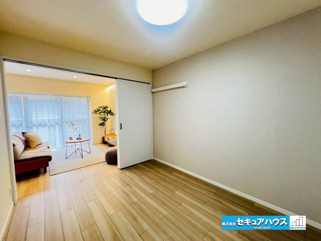 ファミール刈谷の洋室|【リビングに続く洋室】
◆扉を開ければ開放感が増し広々としたスペースとしてお子様の遊び場などとして利用することができます。扉を閉めれば客間としても利用できる汎用性の高さが魅力です。　　　　　　　　　　