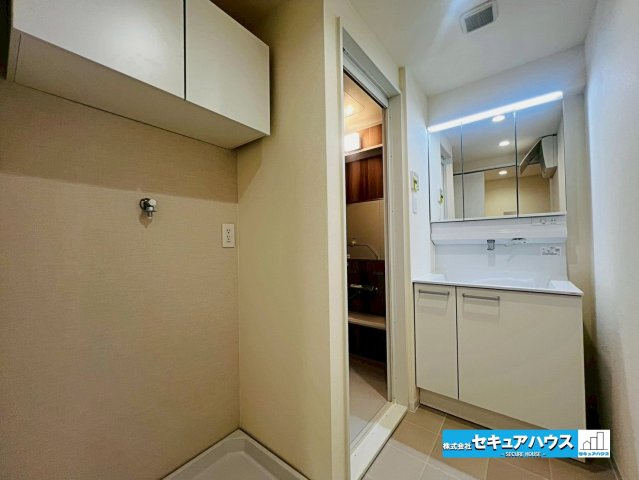 ファミール刈谷の独立洗面台|【独立洗面台】
◆鏡の裏にはたっぷりと収納スペースを標準装備！
◆電源を付属しているのでドライヤーなど利用できます。
◆洗濯機スペースには収納付きで洗剤やタオルなどをしまうことができます。　　　　　　
