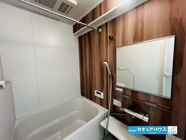 ファミール刈谷の浴室|【浴室】
◆アクセントパネルで落ち着きのある雰囲気を演出し、毎日の疲れを癒やすバスタイムを過ごせます。
◆浴室乾燥機付きのためカビ対策も可能です！
◆追い炊き機能を備えたオートバスです。　　　　　　　